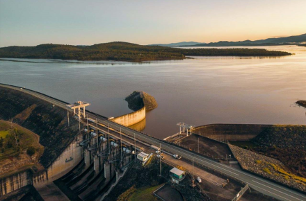 A picture of Wivenhoe Dam at sunrise.
