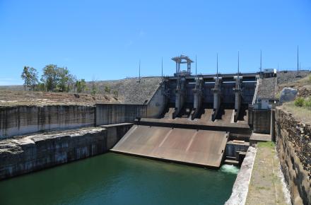 the wivenhoe dam spillway on a sunny day
