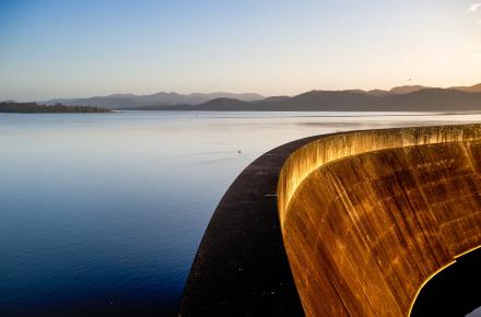Wivenhoe_dam_wall
