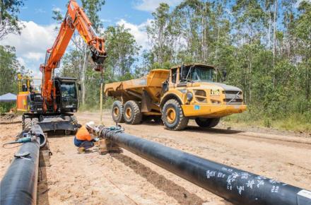 Bulk pipeline with excavator 